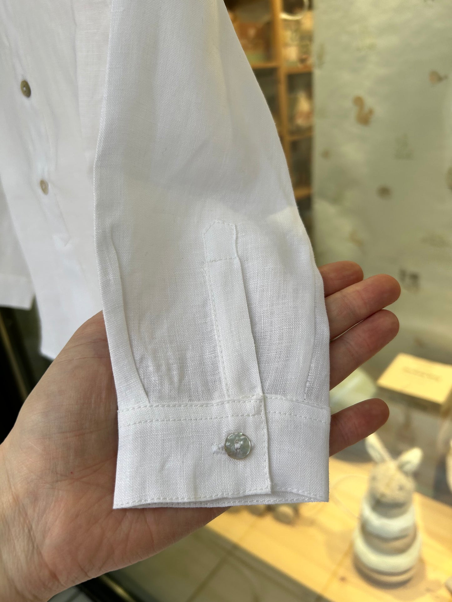 Korean shirt in white linen with mother-of-pearl buttons