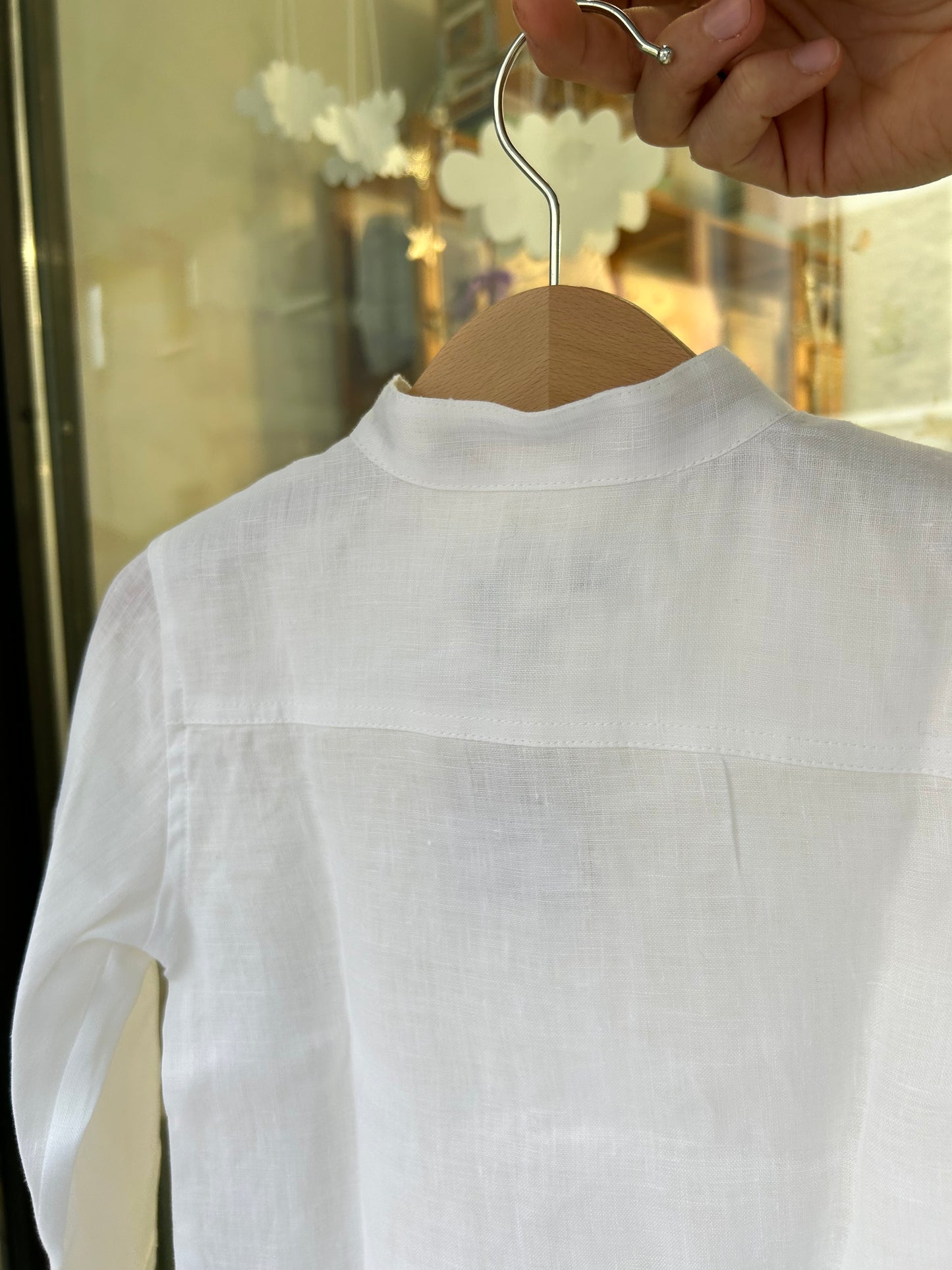 Korean shirt in white linen with mother-of-pearl buttons