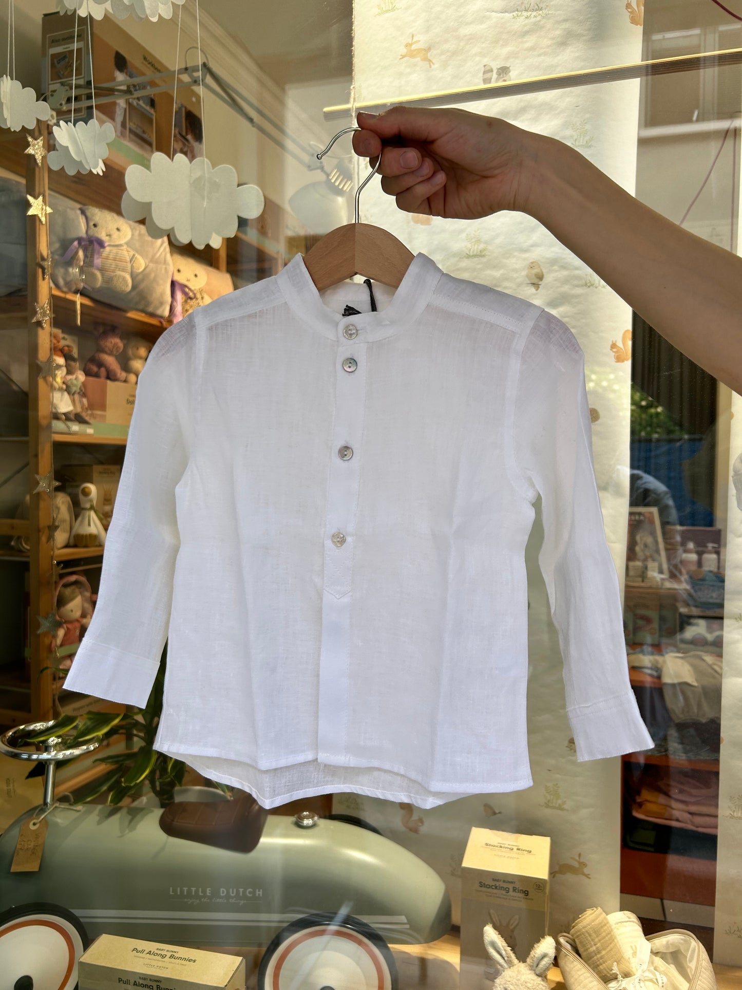 Korean shirt in white linen with mother-of-pearl buttons