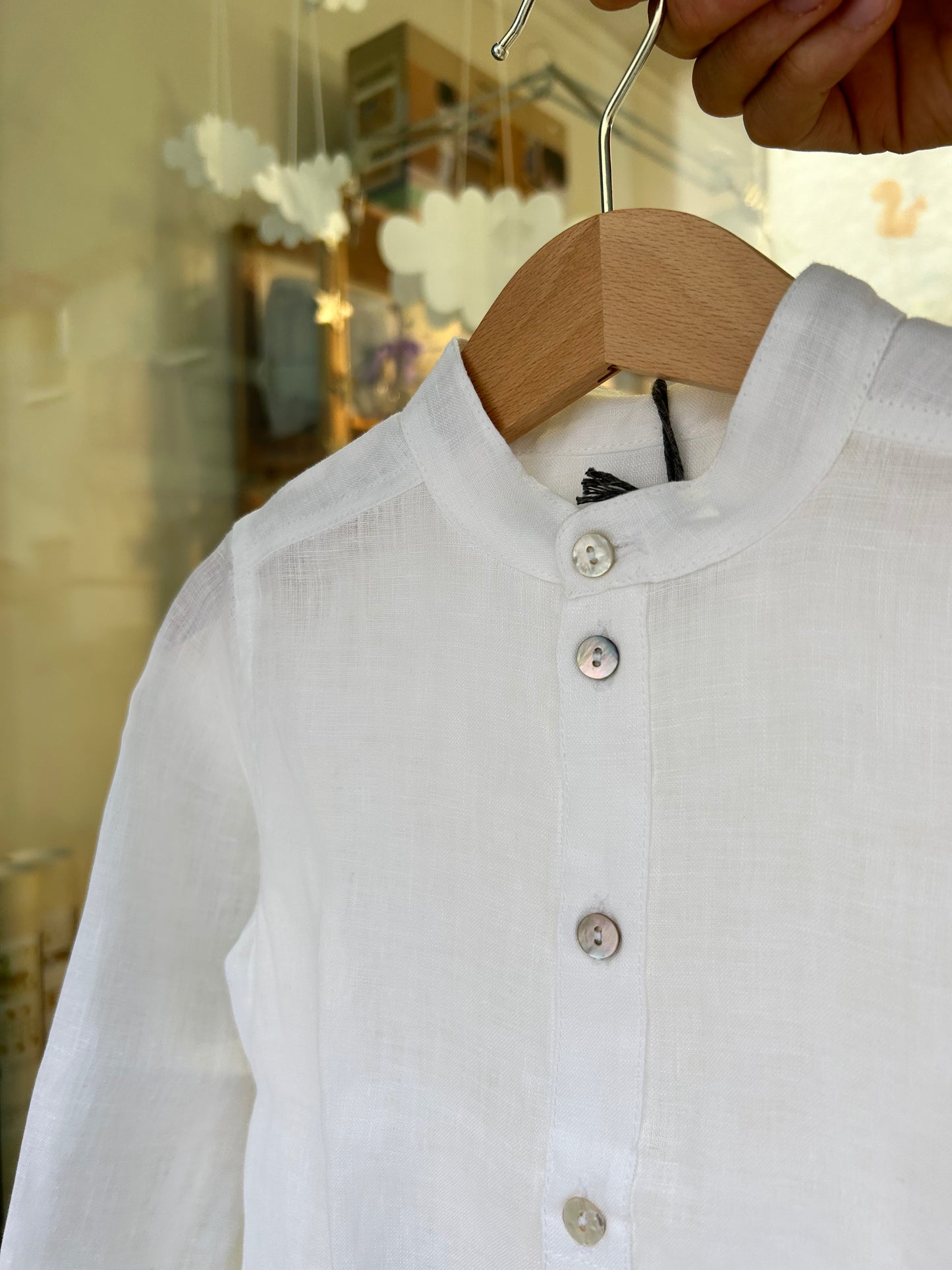 Korean shirt in white linen with mother-of-pearl buttons