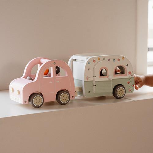 Voiture avec caravane et figurines en bois