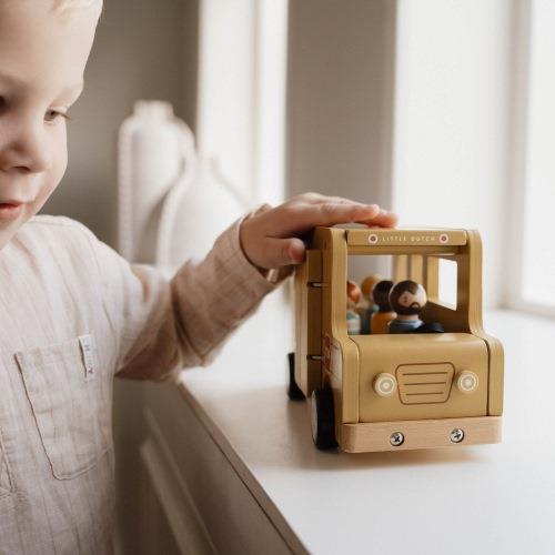 Autobus scolaire en bois avec personnages