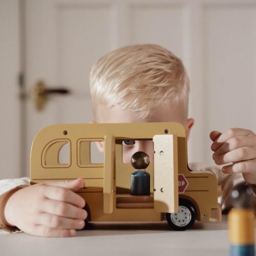 Autobus scolaire en bois avec personnages