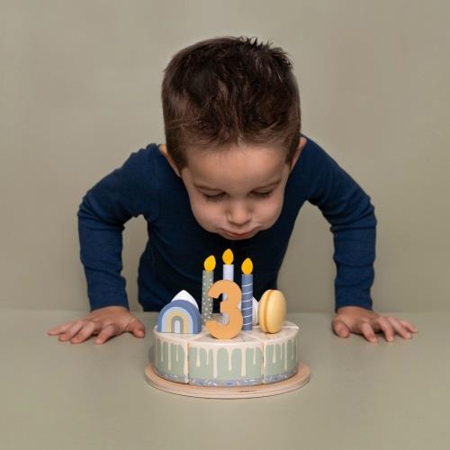 Gâteau d'anniversaire en bois bleu